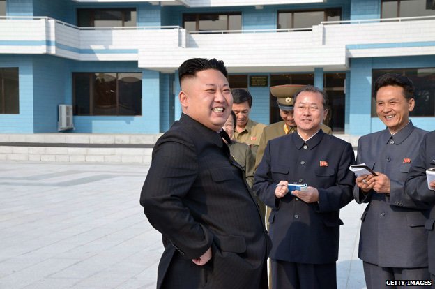 Vì sao quan chức cạnh Kim Jong-un luôn ghi chép? - 4