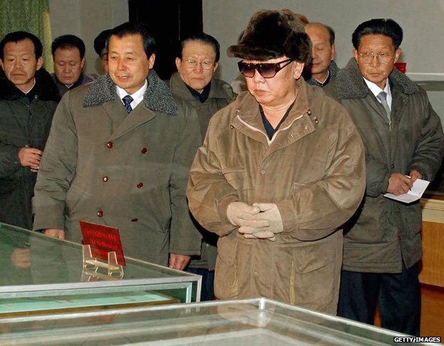 Vì sao quan chức cạnh Kim Jong-un luôn ghi chép? - 6