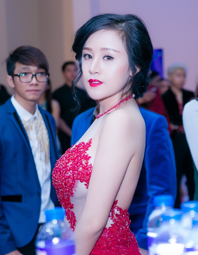 Trong lần xuất hiện mới đây nhất, hot girl Huyền Anh với biệt danh &#34;Bà Tưng&#34; đã khiến công chúng bất ngờ khi diện trang phục sexy nhưng không hề phản cảm