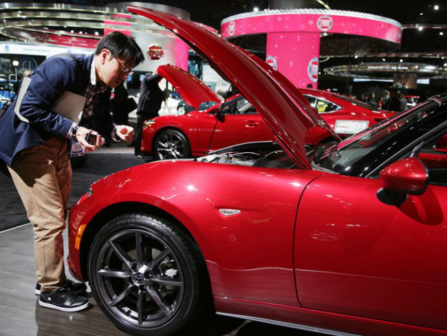 2016 Mazda MX5 Miat bật nắp khoe hệ thống động cơ ngay tại triển lãm.