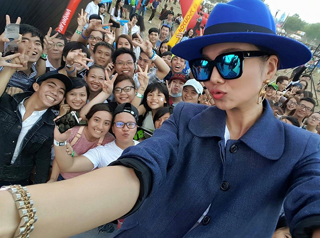 Siêu mẫu Thanh Hằng và bức ảnh wefie để đời với fan hâm mộ.