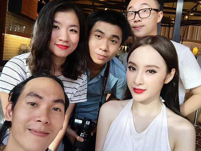 Angela Phương Trinh thân thiện chụp ảnh wefie cùng ekip làm việc.