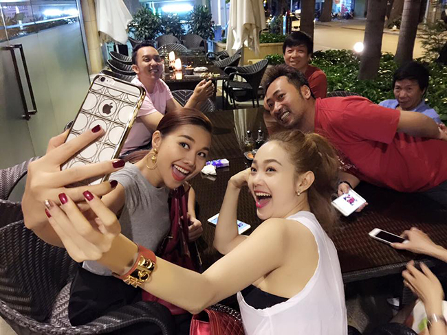 Thanh Hằng, Minh Hằng và đạo diễn Dũng “khùng” cười “thả phanh” trong một bức ảnh wefie.