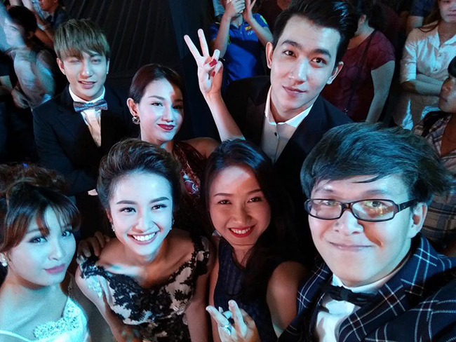 Đoàn phim “12 chòm sao: Vẽ đường cho yêu chạy” chụp ảnh wefie trong lễ trao giải Ngôi sao xanh. Trong ảnh có mặt Bê Trần, Jun Vũ, Quỳnh Chi, Kim Nhã…