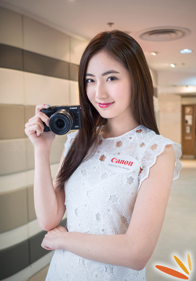 Một điểm tiện lợi là nút khóa sáng được Canon lôi ra ngoài, đặt ngay cạnh ngón cái của bàn tay cầm máy. Đây là một chức năng khá hữu ích mà trên loại máy mirrorless nhỏ gọn thường bị ẩn trong menu.