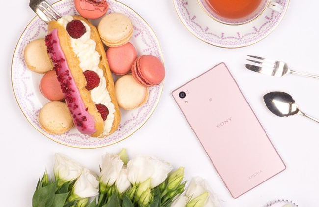 Chiếc Xperia Z5 màu hồng là thành quả của nhà thiết kế Rikke Gertsen Constein, giám đốc nghệ thuật của Sony chia sẻ.