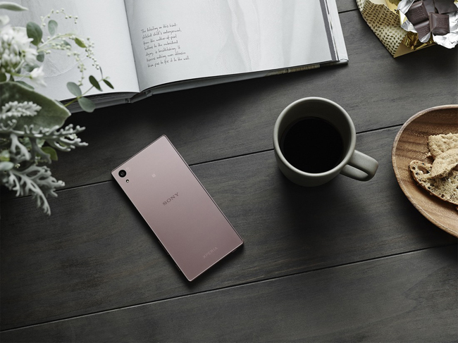 Ngoài thay đổi về màu sắc bên ngoài thì Xperia Z5 màu hồng vẫn giữ nguyên thiết kế nhôm cao cấp và các thông số kỹ thuật so với dòng Z5 Series cao cấp.