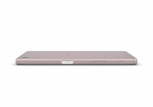 Về kích thước Xperia Z5 có số đo “3 vòng” là 146mm x 72mm x 7.3mm, giống hệt với kích thước của Z3, nhưng dày hơn so với Z3+. Với trọng lượng 154g, Z5 nặng hơn cả hai phiên bản tiền nhiệm, nhưng pin của nó lại nhỏ hơn khi chỉ sở hữu dung lượng 2.900mAh.