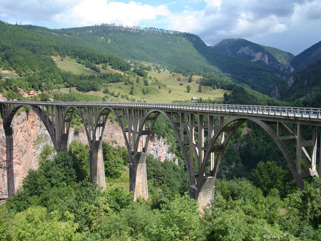 Vẻ hùng vĩ của cây cầu Đurđevića Tara bắc qua sông Tara gần thành phố &nbsp;Žabljak, Montenegro.