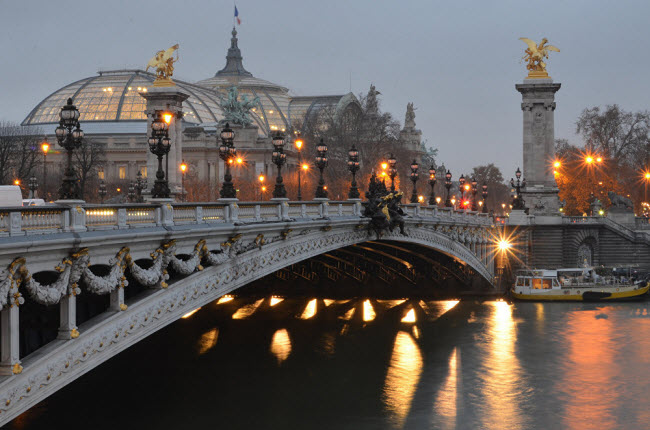 Vẻ cổ kính của cây cầu Pont Alexandre III bắc qua dòng sông Seine thơ mộng ở Paris, Pháp.