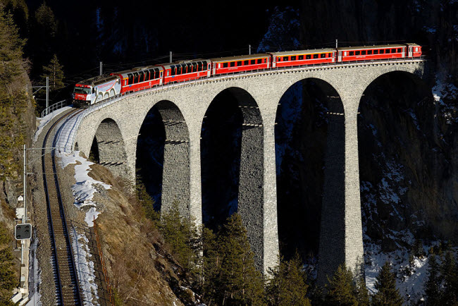 Cầu đường sắt Landwasser Viaduct bắc qua sông Landwasser ở Thụy Sĩ.