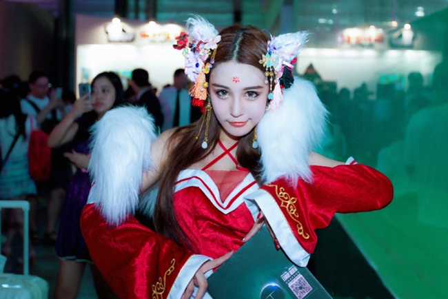 Chỉ Tình xinh đẹp ma mị trong bộ cosplay nhân vật game cô nàng làm đại diện.