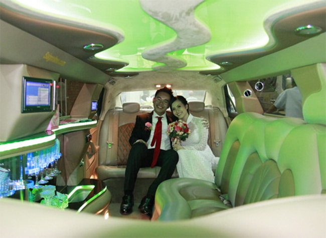 Cô được đưa đón bằng chiếc xe Limousine đắt giá.