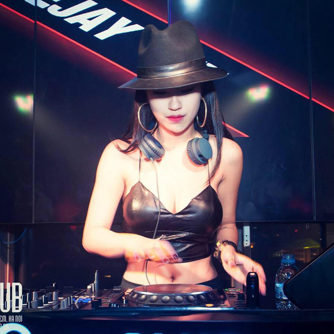 Đến nay, nữ DJ Hà thành đã có 7 năm tuổi nghề và được mệnh danh là &#34;phù thủy&#34; của âm nhạc.&nbsp;