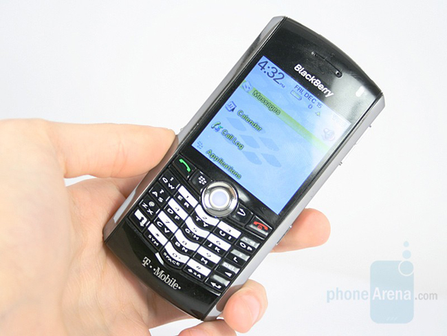 1. BlackBerry Pearl 8100

Điện thoại thông minh BlackBerry Pearl 8100 thừa hưởng thiết kế từ dòng BlackBerry 7100, nhưng không trang bị bàn phím cứng QWERTY đầy đủ giống như hầu hết các mẫu điện thoại BlackBerry, mà thay vào đó là bàn phím SureType với 4 hàng và mỗi phím có 2 ký tự &#40;ngoại trừ phím L và phím M&#41;.