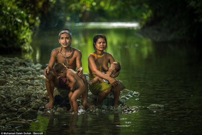 Bộ tộc Mentawai có khoảng 64.000 thành viên và họ thường sống thành những thị tộc nhỏ với số lượng từ 30 đến 80 người/nhóm.