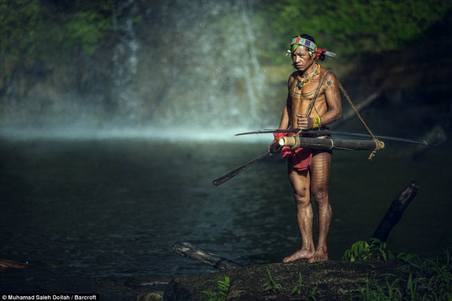 Những dụng cụ câu cá thô sơ của một thành viên bộ tộc Mentawai.