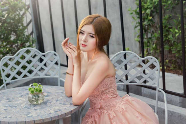 Cô được mệnh danh là &#34;hot girl dao kéo&#34; khi từng công khai những cuộc đại phẫu khuôn mặt của mình.