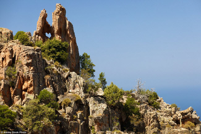 Lỗ thủng hình trái tim xuất hiện trên vách đá Calanques de Piana tại đảo Corsica, Pháp.