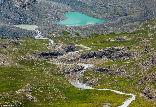 Hồ hình trái tim với nước màu xanh ngọc bích nằm giữa vùng lòng chảo ở Tien Shan, Kyrgyzstan.