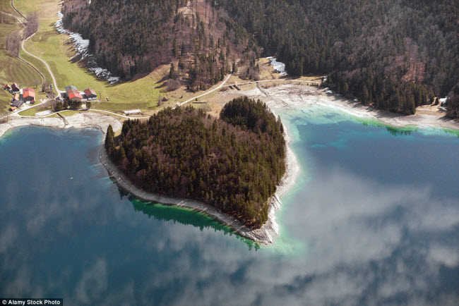 Đảo nhỏ hình trái tim nằm trên hồ Walchensee ở vùng Bavaria, Đức.