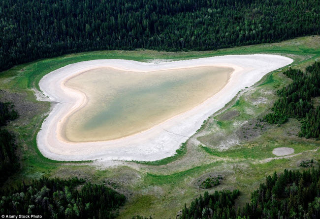 Hồ nước hình trái tim màu trắng tuyệt đẹp ở British Columbia, Canada.