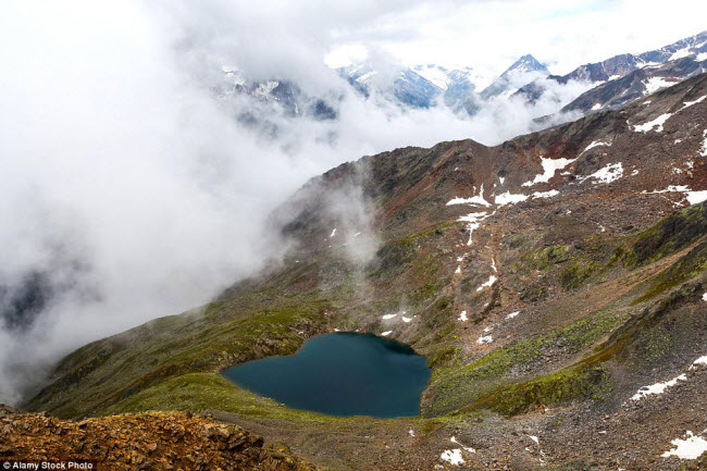 Hồ trái tim nằm trên lưng chừng dãy núi Alps ở Áo.