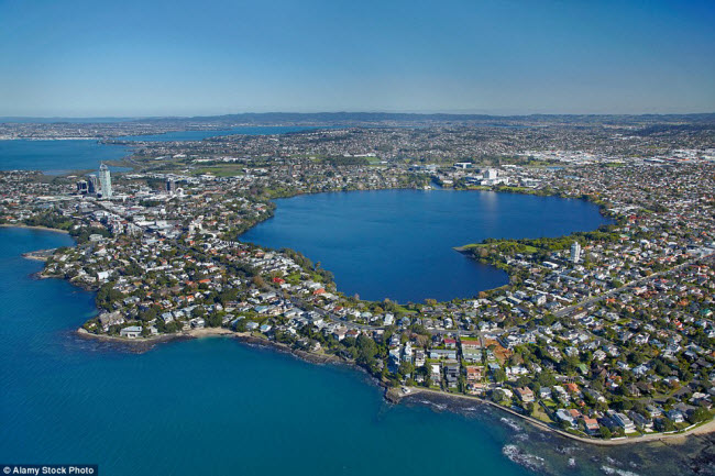 Hồ Pupuke có hình trái tim độc đáo ở Auckland, New Zealand.