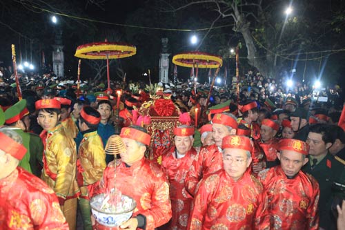 Chen nhau "bẹp ruột" tại lễ khai ấn đền Trần - 6