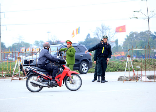 Trước giờ khai ấn, hàng rào sắt vây kín đền Trần - 9