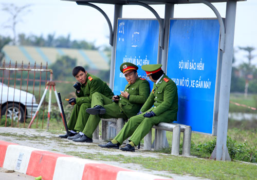 Trước giờ khai ấn, hàng rào sắt vây kín đền Trần - 12