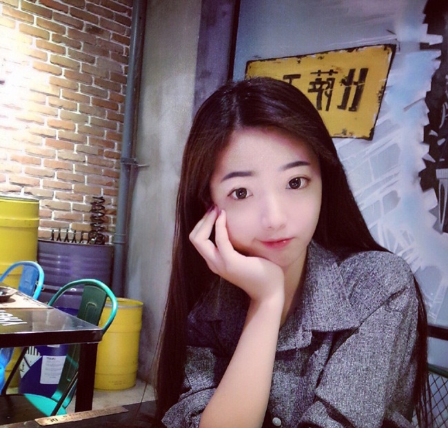 Dù được mọi người gọi là hot &nbsp;girl nhưng cô nàng không bao giờ kênh kiệu mà trái lại dễ gần, thân thiện.&nbsp;