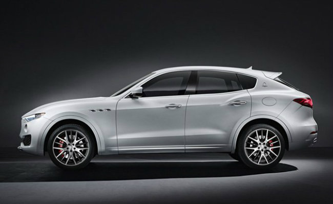 8. Maserati Levante: Ở thời điểm này, nhiều người sẽ không thể tin rằng mẫu SUV Maserati Levante thành hiện thực. Vào năm 2003, Maserati đã cho ra mắt bản concept Kubang trước khi xâm nhập vào thị trường SUV nhưng sau đó không trở thành hiện thực. Cho đến nay, Maserati có vẻ dứt khoát hơn khi chỉ sau 1 bức ảnh rò rỉ, hãng xe Ý đã cho ran gay một mẫu xe mới Levante trong phân khúc SUV hạng sang.