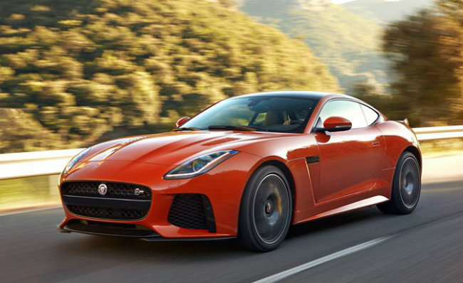 7. Jaguar F-Type SVR: Đây là một trong những mẫu xe nhanh nhất của Jaguar. Xe được cho có khả năng tăng tốc từ 0 – 100 km/h chỉ trong 3.5 giây với bộ động cơ V8, dung tích 5.0 lít và có công suất 575 mã lực.