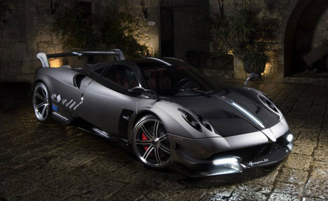 3. Pagani Huayra BC: Huayra sẽ thổi bùng ngọn lửa siêu xe tại Geneva Motor Show 2016, nổ súng tuyên chiến với các đối thủ như LaFerrari và McLaren P1. Chưa kể độ độc quyền của Huayra BC cực cao khi chỉ sản xuất giới hạn 20 chiếc. Pagani Huayra BC còn có thể sản sinh công suất 789 mã lực với động cơ tăng áp kép V12, dung tích 6.0 lít do AMG sản xuất. Theo các tin đồn Huayra BC đã được bán hết sạch.