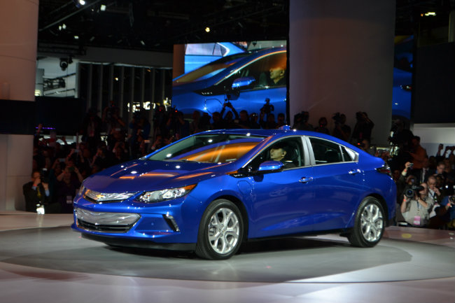 8. 2016 Chevrolet Volt: Mẫu xe gốc Volt có lẽ chẳng được liệt vào hàng có vẻ ngoài tuyệt đỉnh nhưng lại đi kèm với một hệ thống công nghệ lai đổi mới cho phép tiết kiệm nhiên liệu hơn. Chưa hết Volt thế hệ thứ hai sẽ còn có nội thất đẹp mắt hơn, tiện nghi nhiều hơn. Đó là những lợi thế mà mẫu xe này xứng đáng nhận được kỳ vọng ăn khách khi ra mắt.