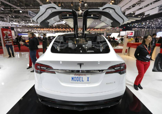 6. 2016 Tesla Model X: Thừa hưởng thành công từ mẫu sedan Model S, Tesla trên đà thắng thế đã tiếp tục tung ra mẫu SUV Model X với kết cấu ba hàng ghế, chạy bằng điện, hệ dẫn động toàn bánh và cửa cánh chim đại bàng. Model X được cho sẽ sớm vượt mặt doanh số mà Model S đã gặt hái được.