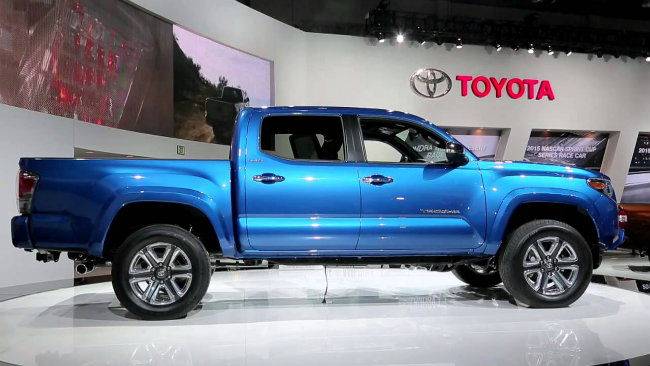 5. 2016 Toyota Tacoma: Giống như Nissan Titan, Tacoma của Toyota trong nhiều năm đã chẳng có chuyển biến gì cơ bản. Từ năm 2004, những cải tiến trên Tacoma cũng chỉ nhỏ giọt. Tuy nhiên, với mẫu bán tải mới, Tacoma đã được tái thiết kế lại. Đây được xem nhưng một động thái khôn ngoan của &#34;gã khổng lồ&#34; Toyota để có thể cạnh tranh với các đối thủ khác như GM, Chevrolet trong sân chơi xe bán tải.