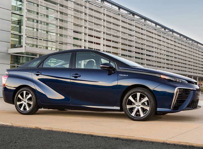 4. 2016 Toyota Mirai: Mirai thiết kế đậm nét, ưa nhìn hơn nhiều mẫu xe khác cùng phân khúc. Phong cách thiết kế động cơ lai còn được Mirai vay mượn từ mẫu xe công nghệ cao Prius. Với mô-tơ có công suất 153 mã lực cùng thùng nhiên liệu khí hydro cho phép xe chạy được 33 dặm &#40;53 km&#41; chắc chắn sẽ tạo ra sự tò mò, thích thú của không ít người.