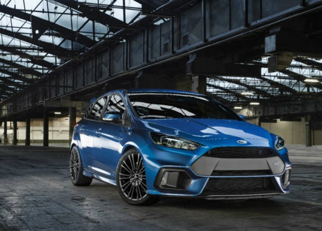 3. 2016 Ford Focus RS: Ford Focus ST từng là cái tên rất &#34;nóng&#34;. Nhưng thật không may chiếc Focus ST lại có động cơ không được tốt cho lắm. Để tạo ấn tượng hơn, Ford đã tung ra mẫu Focus RS trang bị loại động cơ tăng áp có công suất 350 mã lực. Đồng thời hệ dẫn động bánh trước cũng được thay thế bằng loại hệ dẫn động toàn bánh.