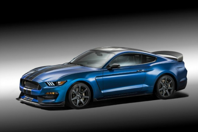 2. 2016 Ford Mustang Shelby GT350R: Chưa thỏa mãn với động cơ V8, dung tích 5.0 lít, sản sinh công suất 435 mã lực, Shelby GT350 2016 còn mang động cơ khủng hơn cho công suất đến 526 mã lực. Như thế mẫu xe này sẽ thuộc loại chạy cực nhanh, hơn nữa ngay cả khi lái ở tốc độ chậm, động cơ của Shelby GT350R cũng rú lên vui tai. Chắc chắn xe sẽ khiến những ai thích tốc độ, nhất là cánh mày râu &#34;thèm&#34;.