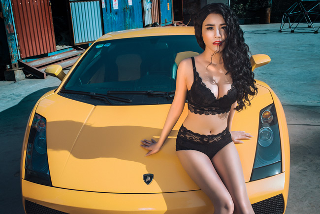 Cô nàng diện nội y màu đen, tạo dáng gợi cảm bên siêu xe lamborghini.