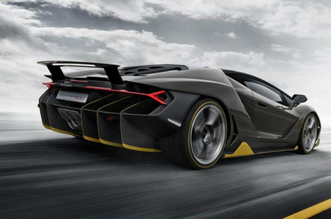 7. Centenario mang động cơ mạnh nhất của Lamborghini. Loại động cơ này kế thừa từ động cơ V12, dung tích 6.5 lít của Aventador. Tuy nhiên nó đã được tái thiết kế để cho công suất ấn tượng 770 mã lực, cho phép siêu xe tăng tốc từ 0-100 km/h vỏn vẹn chỉ trong 2.8 giây.