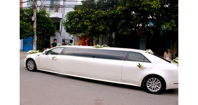 Triệu Hoàng chọn siêu xe Limousine màu trắng trong lễ ăn hỏi tháng 12.2012.