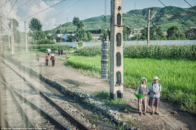 Những tấm ảnh hiếm hoi về nông thôn ở Triều Tiên với cánh đồng dài ngút ngát và cảnh đẹp ngất ngây. Nông nghiệp là kế sinh nhai quan trọng nhất với người Triều Tiên.