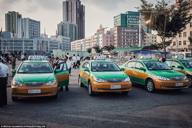 Dịch vụ taxi ở Triều Tiên với màu xanh lá và vàng đồng đặc trưng.