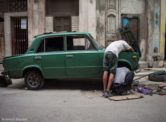 Hơn 50 năm qua, xe cổ ở Cuba chủ yếu được sửa chữa và thay thế bằng thiết bị địa phương do lệnh cấm vận kéo dài nửa thế kỷ.