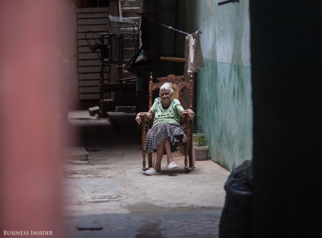 Cụ bà sinh sống ở khu Centro Habana.