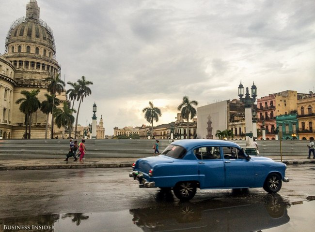 Tòa nhà Capitol ở Cuba giống hệt Nhà Trắng ở Mỹ trừ hàng cây cọ, những chiếc xe cổ đời 1950 và nhà cửa sặc sỡ.