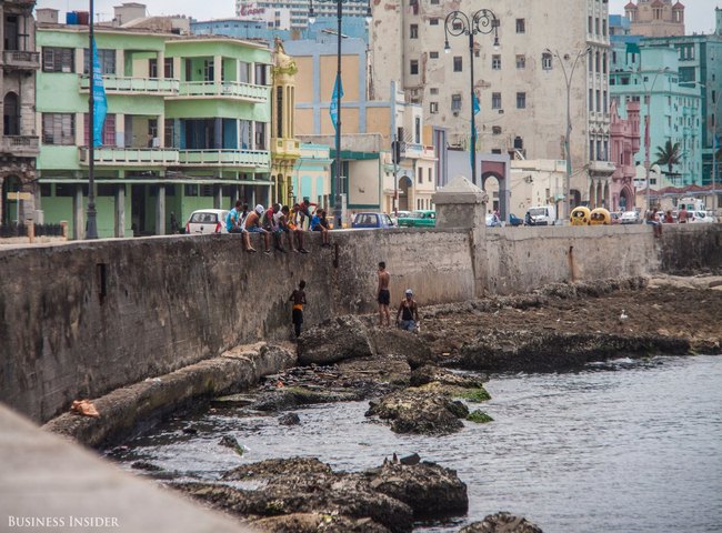 Người dân Havana câu cá ở ven biển.